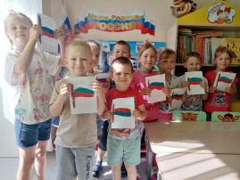Дошкольники празднуют День России Дошкольники празднуют День России.